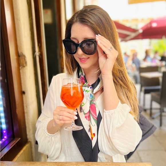 Meet your Posher, Lauren - Picture 3 of 3